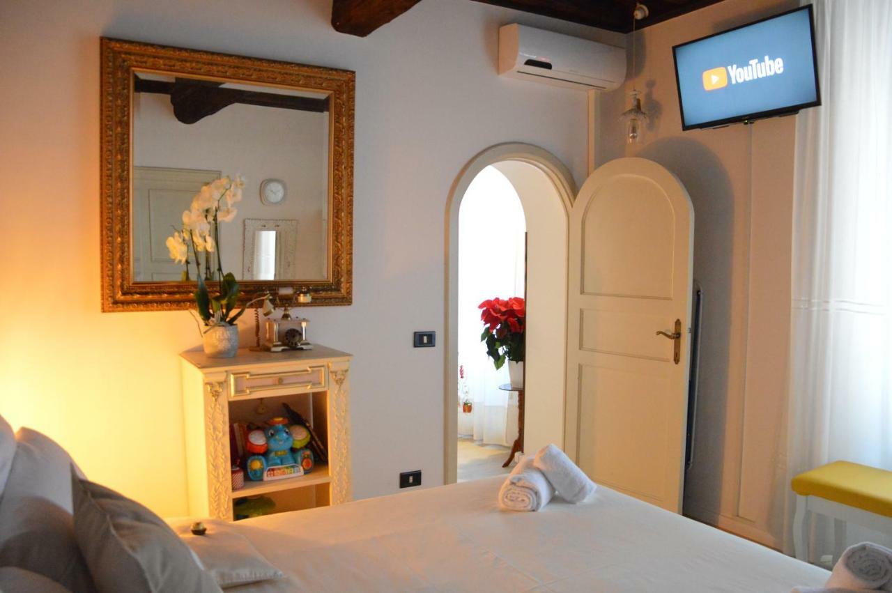 Historic Center - Elegant Apartment With Charming Antiques - Raffaello Inn Rome Exterior photo